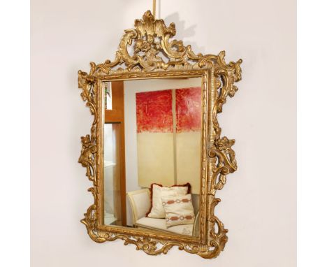 Gilded wood mirror Italy, 20th centuryRectangular frame carved with plant motifs125x93 cm.
