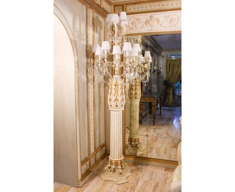 Floor lamp Italy, 20th century18-light structure in lacquered and forged iron with plant motifs, decorated with glass pendant
