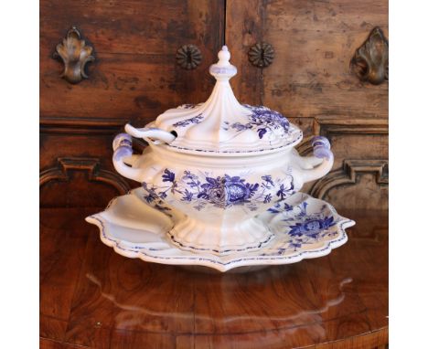 Ceramic soup tureen with présentoire Nove, Bassano - 20th centurydecorated in polychrome with plant and floral motifs, comple