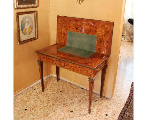 Walnut game table XIX sec.Richly inlaid with floral and vegetal motifs, rectangular top that can be opened partially covered 