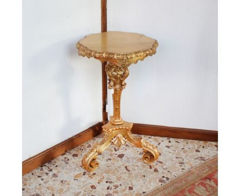 Golden wooden coffee table Italy, 20th centurystructure carved with vegetal motifs, resting on a tripod base with volutes ter
