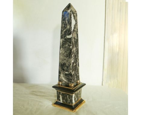 Porcelain obelisk Italy, 20th centurydecorated to simulate marbleh.53 cm.