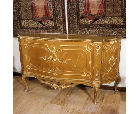 Gilded wood sideboard Italy, 20th centurydecorated with elements carved with plant motifs, shaped top, with four doors undern