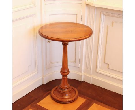 Walnut gueridon Italy, 20th centurycircular top resting on a balustrade base73x50 cm.