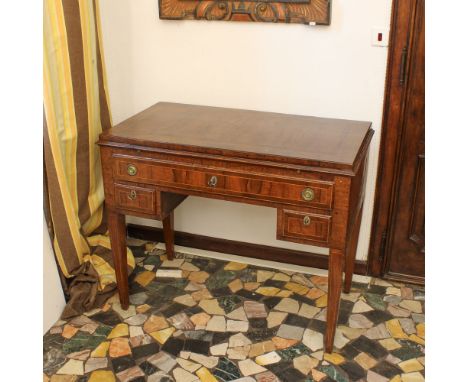 Walnut bureau desk Italy, XVIII century.Rectangular top with tablette and three drawers below81x98,5x53 cm.