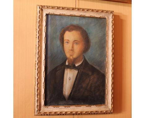 Italian painter XIX-XX sec."Portrait of a gentleman", pastel on paper, within frame in lacquered and golden wood50x35 cm.
