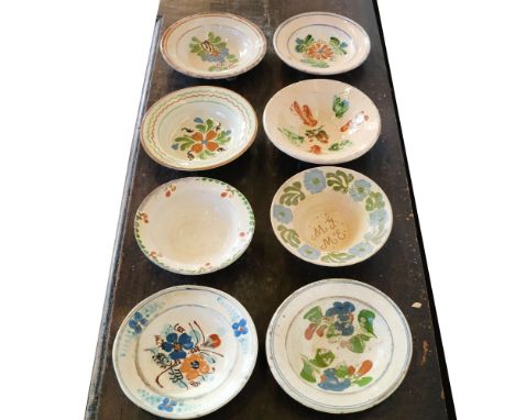 Eight painted majolica plates Italy, 20th centuryin polychrome with plant and floral motifs, defectsmisure diverse