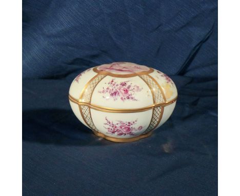 White porcelain casket France, 20th centurypartially gilded, decorated with floral motifs, Limoges manufacture10x17 cm.
