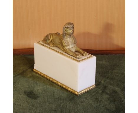 Bookend in marble and gilded bronze Italy, 20th centurydepicting a sphinx18x18x6,5 cm.