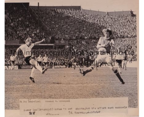 ARSENAL PHOTOS  Fourteen Arsenal press photos, all show match action, 80s.  Good