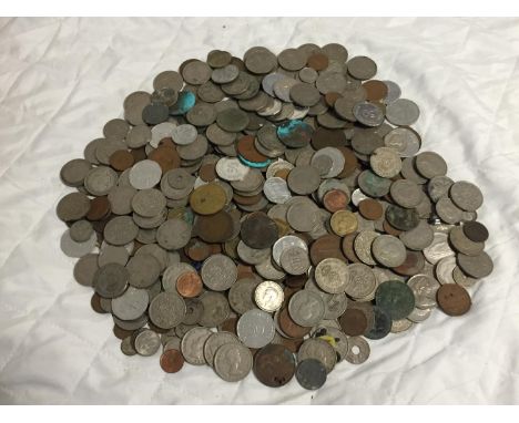 A VERY LARGE COLLECTION OF MAINLY VINTAGE BRITISH COINS TO INCLUDE LOTS OF TWO SHILLINGS COINS, PENNIES, SOME COLLECTABLE TOK