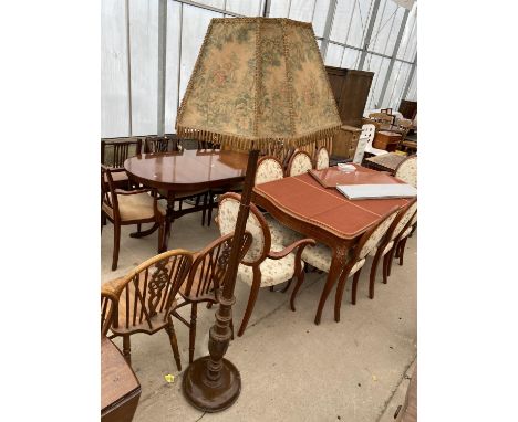 A MID 20TH CENTURY BEECH STANDARD LAMP ON FLUTED COLUMN COMPLETE WITH ORIGINAL SHADE 
