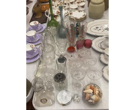 A LARGE QUANTITY OF GLASSWARE TO INCLUDE COLOURED SLIM NECK VASES, A M'DINA STYLE BOWL, DARTINGTON CLOCK, COCKTAIL GLASSES, R