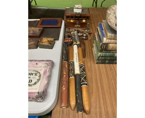 A MIXED LOT TO INCLUDE BOOMERANGS, ABORIGINAL STYLE STICKS, A WOODEN INK HOLDER, SHELL TRINKET BOX, ETC 