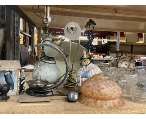 THREE VINTAGE TABLE LAMPS PLUS A VINTAGE MOTTLED ORANGE LIGHT SHADE 