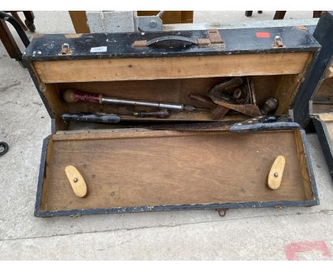 A VINTAGE WOODEN JOINERS CHEST WITH AN ASSORTMENT OF HAND TOOLS 
