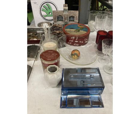 A MIXED LOT TO INCLUDE CANDLES, A VINTAGE TIN, MIRRORED BOX - A/F, CERAMIC COTTAGE, ETC 