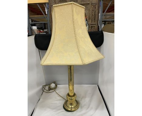 A VINTAGE BRASS TABLE LAMP WITH GOLD COLOURED SHADE 