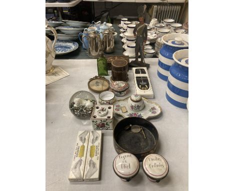 A QUANTITY OF COLLECTABLE ITEMS TO INCLUDE A CERAMIC INK WELL WITH LINER, TRINKET BOXES WITH HINGED LIDS, A PAPERWEIGHT WITH 
