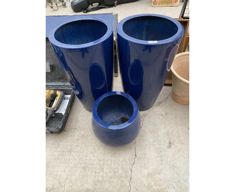 TWO FIBRE GLASS PLANTERS AND A FURTHER LOWER FIBRE GLASS PLANTER (H:59CM AND H:26CM) 