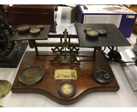A SET OF MAHOGANY AND BRASS VINTAGE PARCEL SCALES WITH WEIGHTS 