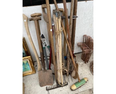 AN ASSORTMENT OF GARDEN TOOLS TO INCLUDE FORKS AND SPADES ETC 