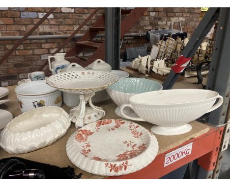 A QUANTITY OF CERAMIC ITEMS TO INCLUDE A TAZZA WITH PIERCED DECORATION, VINTAGE CAKE PLATE, PLANTERS, ETC 