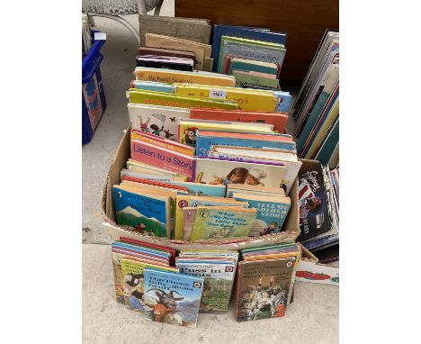 AN ASSORTMENT OF VINTAGE BOOKS TO INCLUDE LADYBIRD BOOKS ETC 