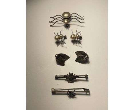SEVEN MARKED SILVER ITEMS TO INLCUDE A SILVER AND PEARL SPIDER BROOCH AND EARRING SET, A FURTHER PAIR OF EARRINGS AND TWO INS
