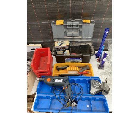 AN ASSORTMENT OF TOOLS TO INCLUDE A SWIVEL VICE, A TRONIC ELECTRIC DRILL AND A TOOL BOX ETC 