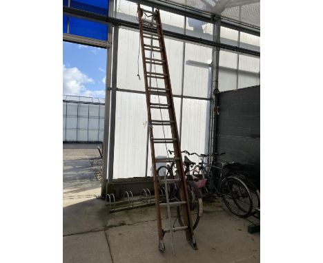A TWO SECTION 28 RUNG ALUMINIUM EXTENDABLE LADDER WITH PULLEY SYSTEM 