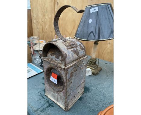 A VINTAGE ROAD LAMP COMPLETE WITH PARAFIN BURNER 