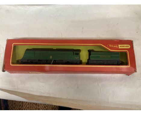 A TRI-ANG HORNBY MODEL OF SOUTHERN GOLDEN ARROW 4-6-2 LOCOMOTIVE WINSTON CHURCHILL IN BOX 