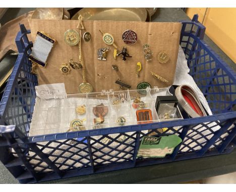 AN INTERESTING COLLECTION OF BADGES TO INCLUDE SERVICE BADGES, MASONIC, VINTAGE FELIX THE CAT, ETC 