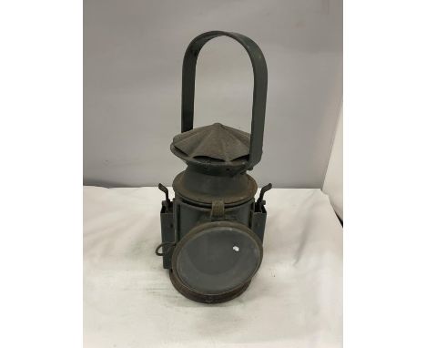 A VINTAGE RAILWAYS SIGNAL LAMP 