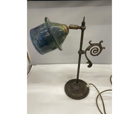 A VINTAGE BRASS TABLE LAMP WITH ADJUSTABLE BLUE/GREEN GLASS SHADE 