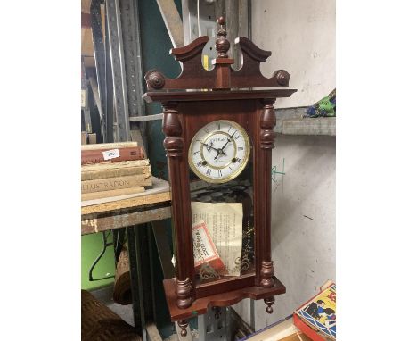 A VINTAGE STYLE 31 DAY WALL CLOCK IN A MAHOGANY AND GLASS CASE WITH PENDULUM AND KEY 