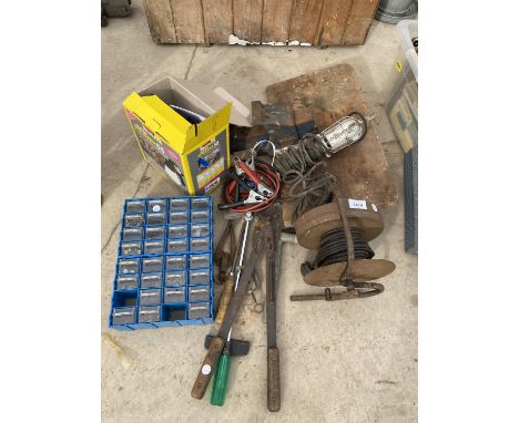 AN ASSORTMENT OF TOOLS TO INCLUDE A RECORD BENCH VICE, A HARDWARE CHEST AND JUMP LEADS ETC 