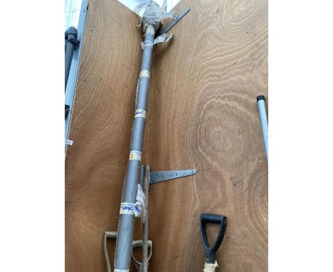 AN ASSORTMENT OF GARDEN TOOLS TO INCLUDE A GALVANISED WATERING CAN, FORKS AND SPADE ETC 