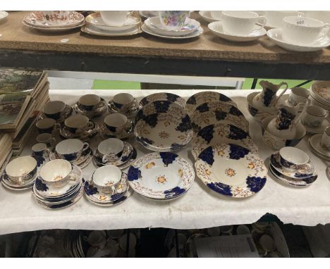 A LARGE COLLECTION OF GAUDY WELSH POTTERY IN A TULIP DESIGN TO INCLUDE PLATES, BOWLS, JUGS, CUPS, SAUCERS, SIDE PLATES, ETC 
