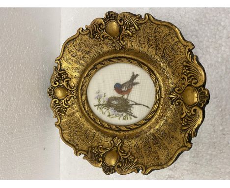 AN OVAL GILT FRAME WITH A BIRD TAPESTRY DIAMETER 19CM 