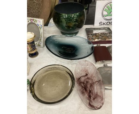 FOUR PIECES OF ART GLASSWARE TO INCLUDE A PLANTER, CLOUD GLASS BOWL, ETC 