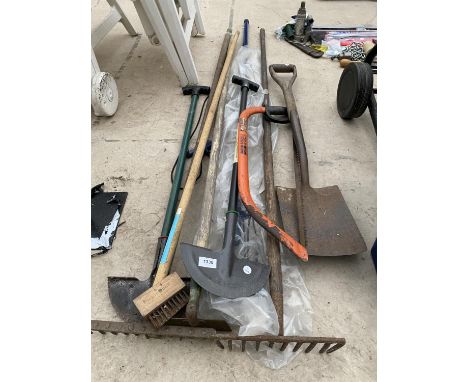 AN ASSORTMENT OF GARDEN TOOLS TO INCLUDE A BOW SAW, A SPADE AND RAKES ETC 