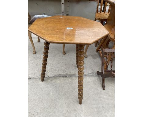 A LATE VICTORIAN OAK GYPSIES TABLE WITH OCTAGONAL TOP, ON BOBBIN LEGS, 21.5" ACROSS MAX 