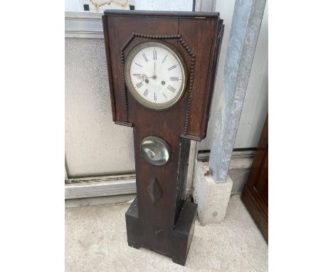 AN EARLY 20TH CENTURY GRANDMOTHER CLOCK WITH BLACK AND WHITE ENAMEL DIAL AND BULLSEYE WINDOW, 39" HIGH, WITH BRASS MOVEMENT 