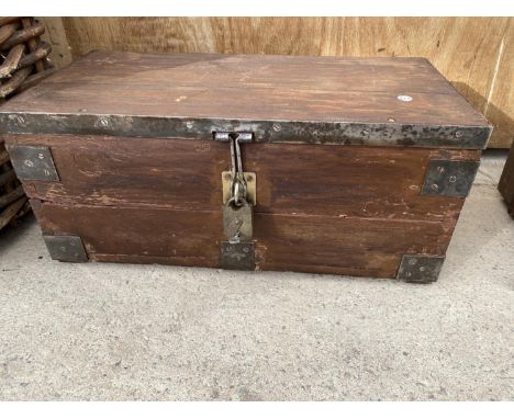 A VINTAGE WOODEN JOINERS CHEST WITH AN ASSORTMENT OF TOOLS TO INCLUDE SOCKETS, SPANNERS AND A DRILL ETC 