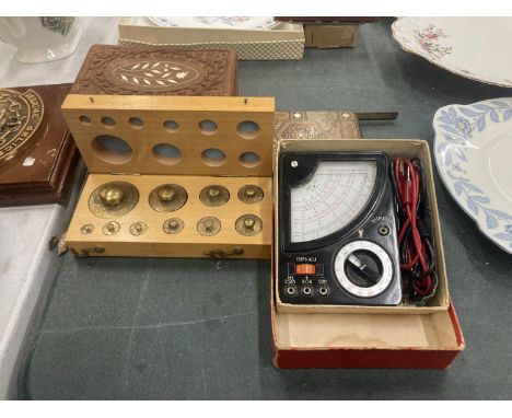 A MIXED LOT TO INCLUDE A SET OF WEIGHTS IN A WOODEN BOX, A VINTAGE BOXED OHMS ADJ METER, PLUS TWO BOXES, ONE WITH INTRICATE M
