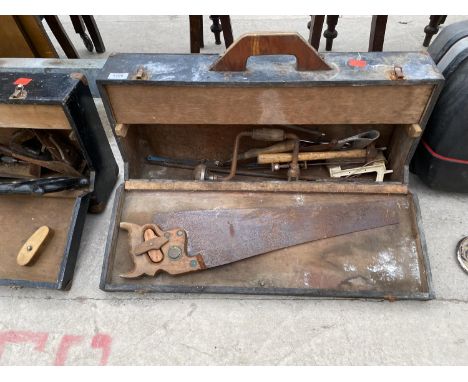 A VINTAGE WOODEN JOINERS CHEST WITH AN ASSORTMENT OF HAND TOOLS 