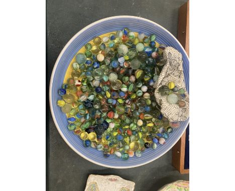 A LARGE BOWL CONTAINING A QUANTITY OF VINTAGE GLASS MARBLES 