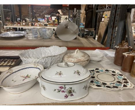 A QUANTITY OF CERAMIC ITEMS TO INCLUDE A SPODE COPELAND CHINA LARGE WHITE 'LEAF' BOWL, LIDDED SERVING DISHES, BOELS, ETC 